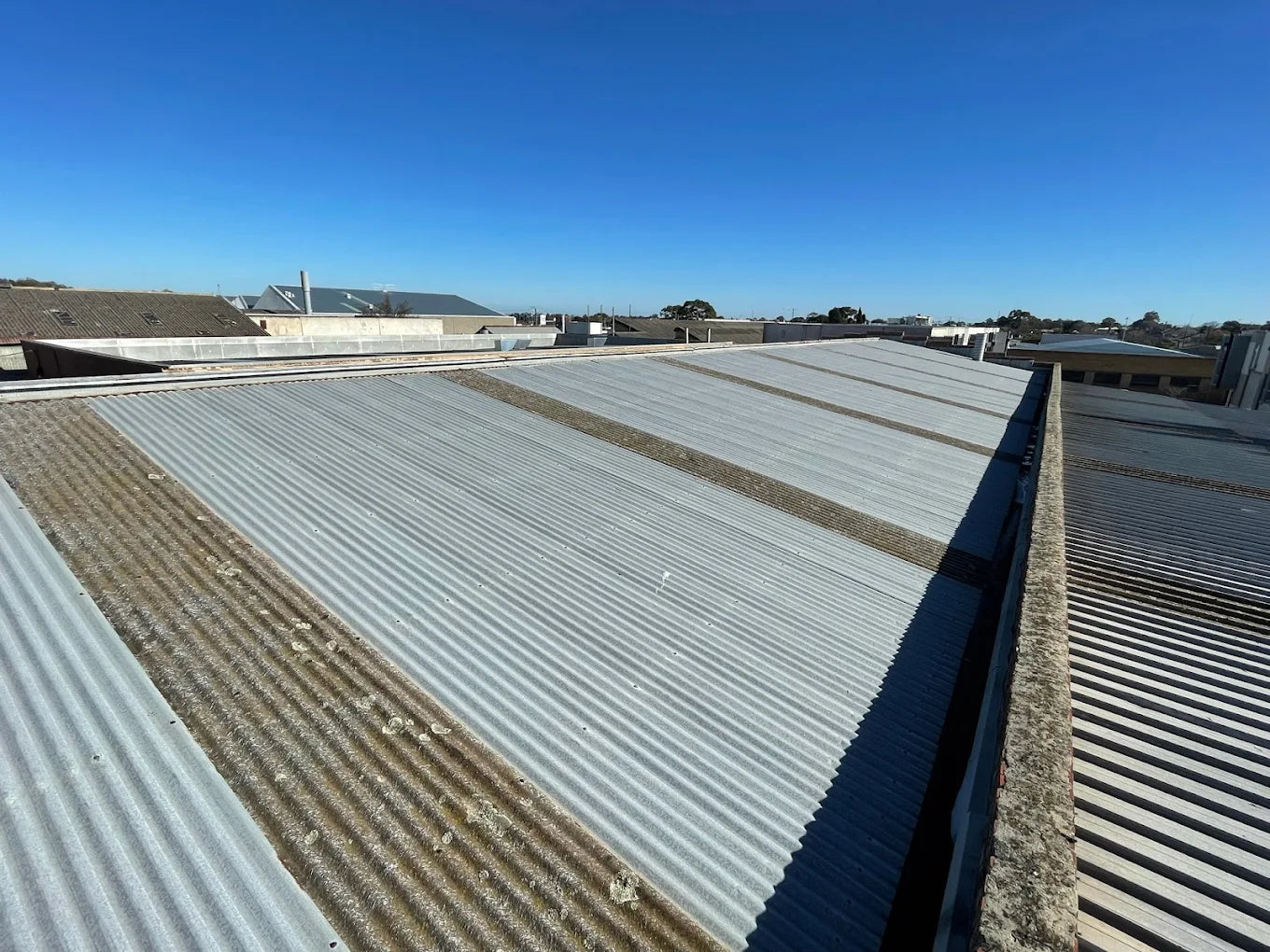 Metal roof with a clear blue sky - Bill Roofing 